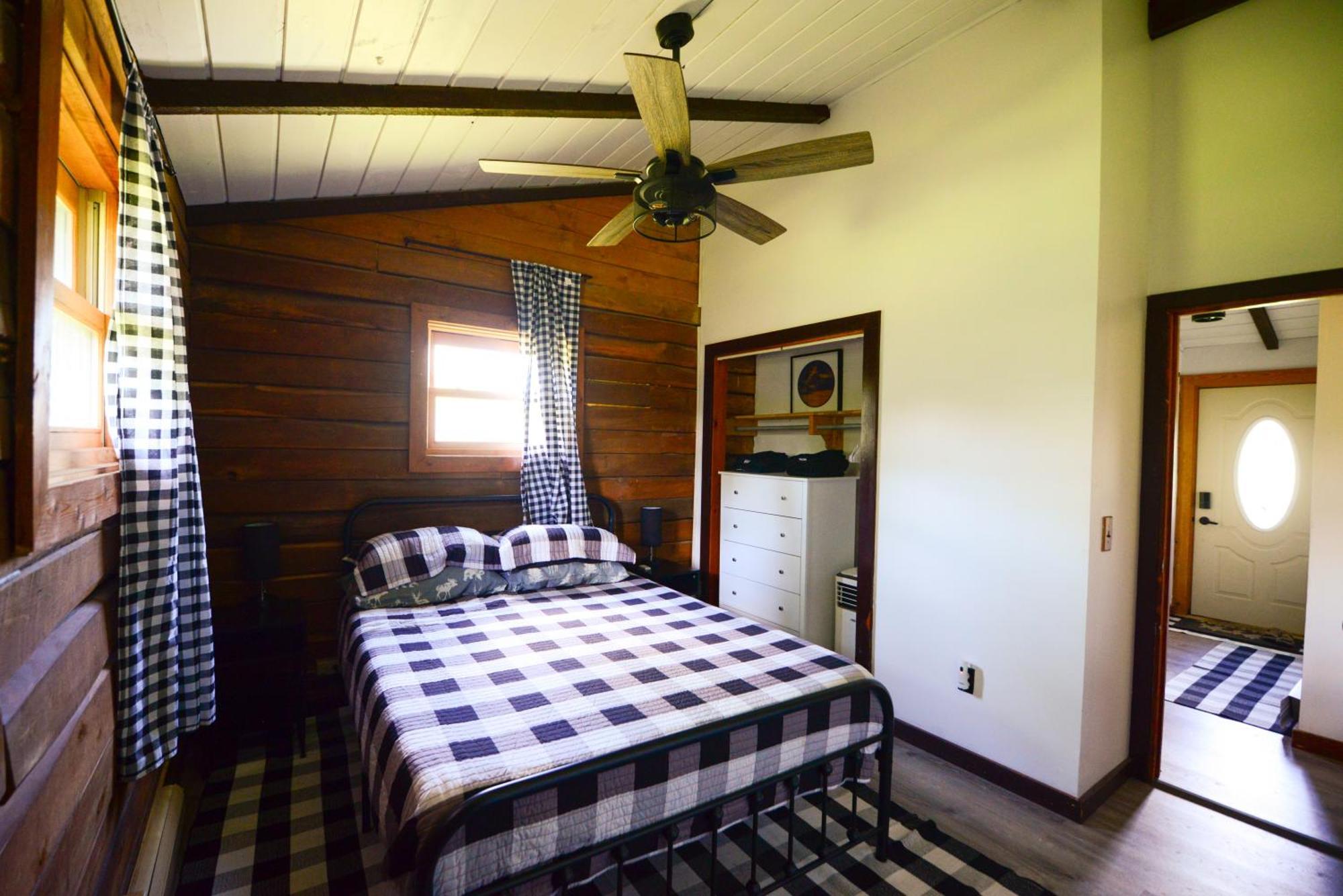 Cozy Cabin With Hottub At Cloverdale Cabins Hinckley Exterior photo